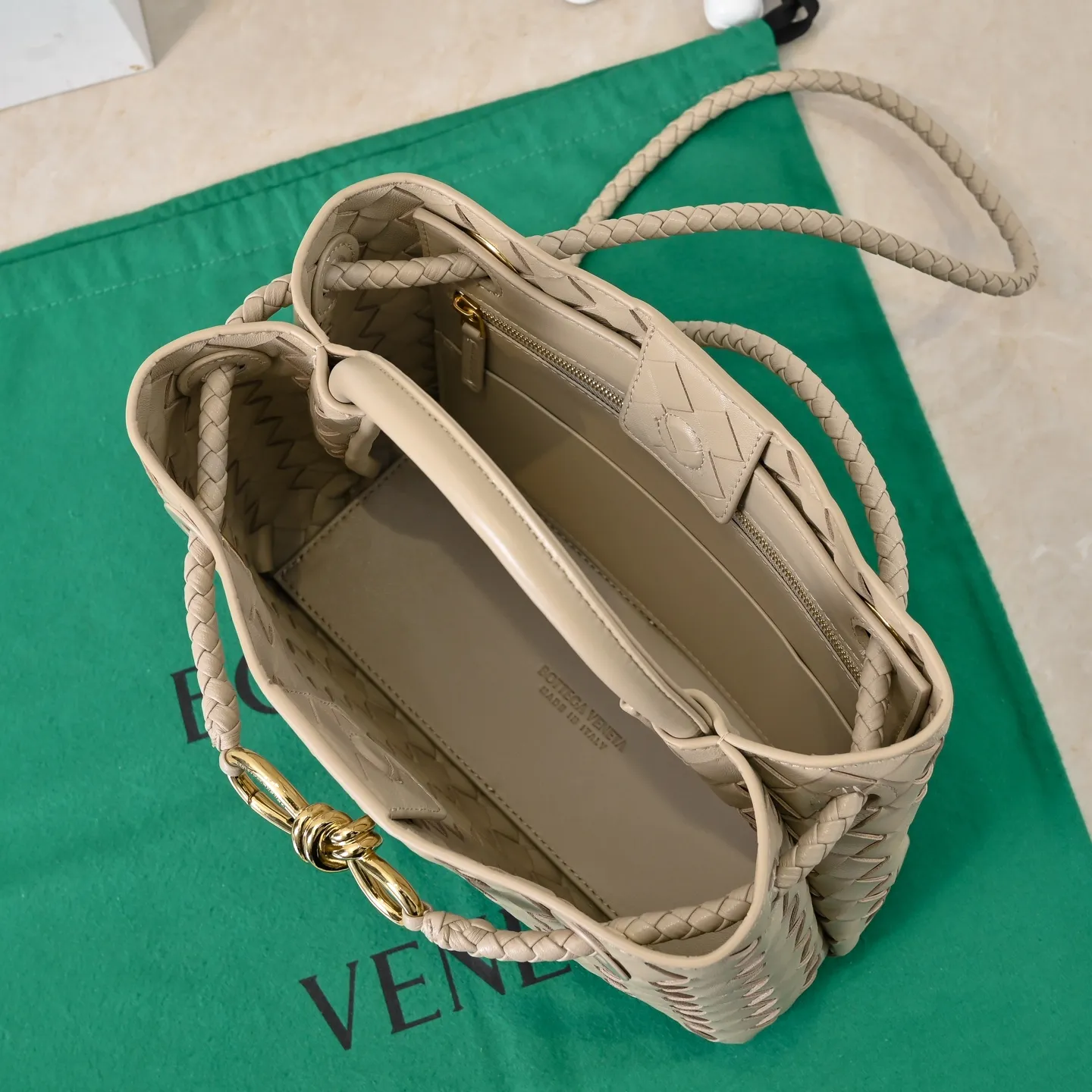 Batch 1860 B's 2023 spring and summer new style continues the brand's woven pattern style with detailed metal knot switch buckles. This time, the shoulder straps are also made into tube weaves, showing different craftsmanship. The carrying method is versatile to create more different styles. Intrecciato woven leather small handbag, equipped with sliding crossbody strap. Internal compartments, including 1 zipper pocket and 2 open pockets. Magnetic buckle closure. Size: 25*20*10cm Model: 7463#